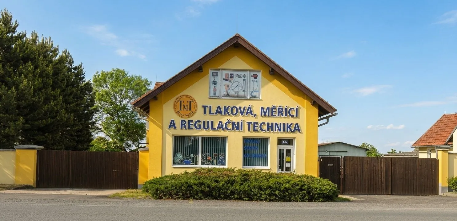 Žlutá budova provozovny TMT SERVIS v Sadské s nápisem Tlaková, měřicí a regulační technika